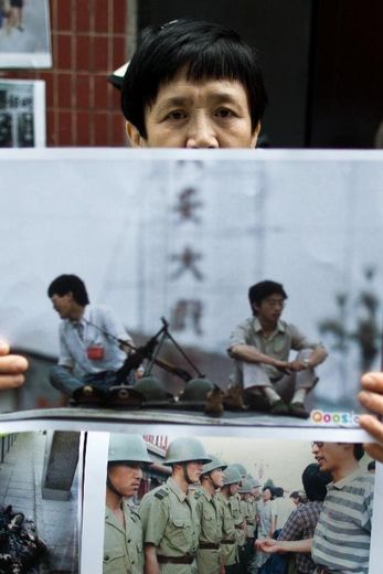 Un militant pro-chinois proteste contre l'ouverture du premier musée dédié à la répression sanglante sur la place Tiananmen à Pékin en 1989, le 26 avril 2014 à Hong Kong