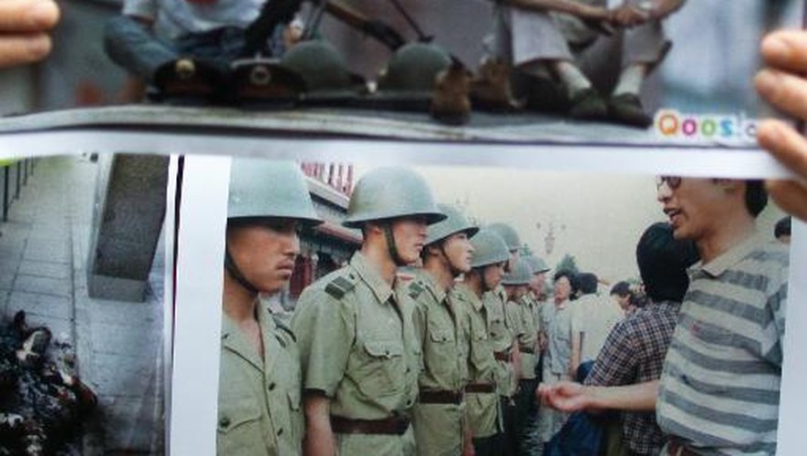 Un militant pro-chinois proteste contre l'ouverture du premier musée dédié à la répression sanglante sur la place Tiananmen à Pékin en 1989, le 26 avril 2014 à Hong Kong