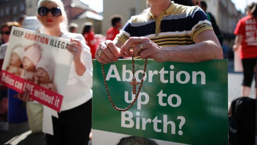 Manifestants hostiles à l'avortement le 10 juillet 2013 devant le Parlement à Dublin