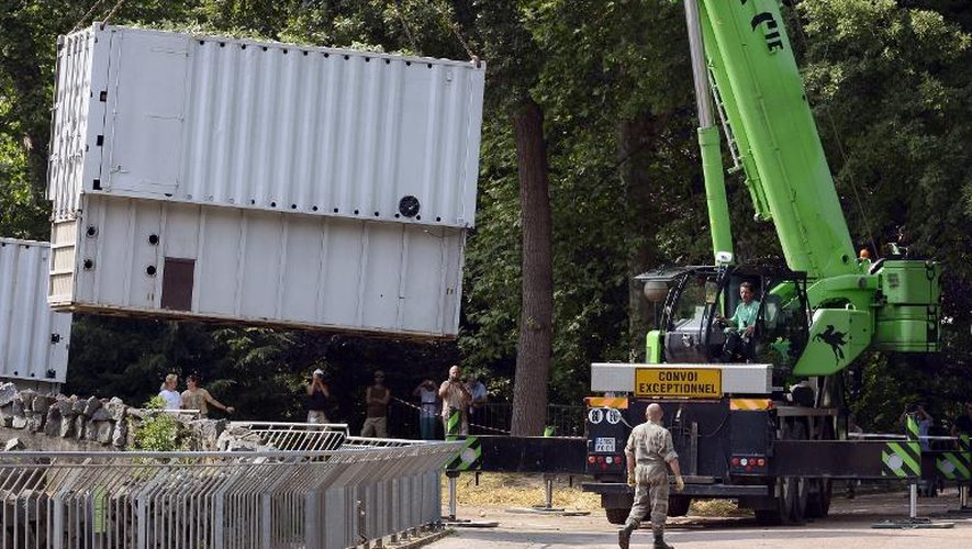 Le container transportant les deux éléphantes Baby et Népal soulevé à l'aide d'une grue à son départ le 11 juillet 2013 du zoo du parc de la Tête d'Or à Lyon