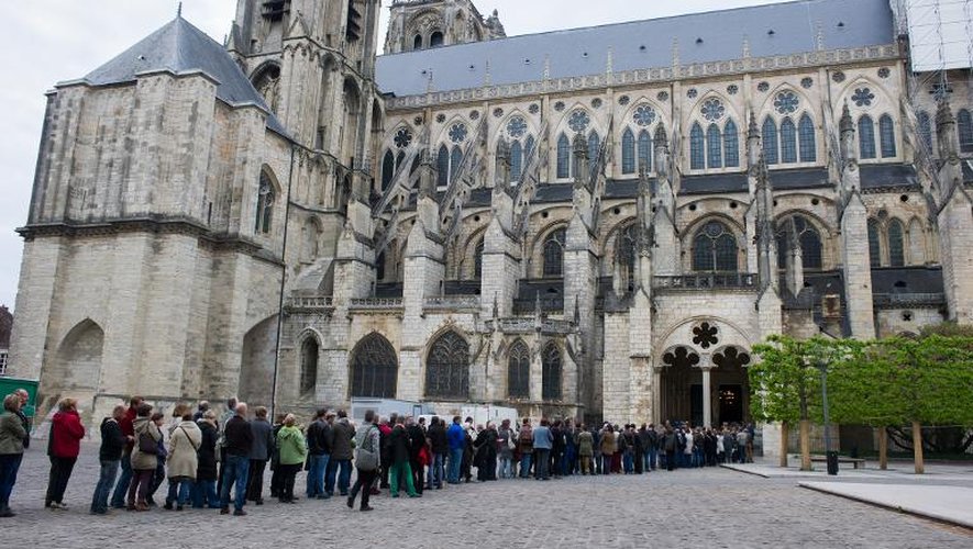 Les gens font la queue devant la cathédrale avant le concert des Tindersticks au Printemps de Bourges, le 25 avril 2014