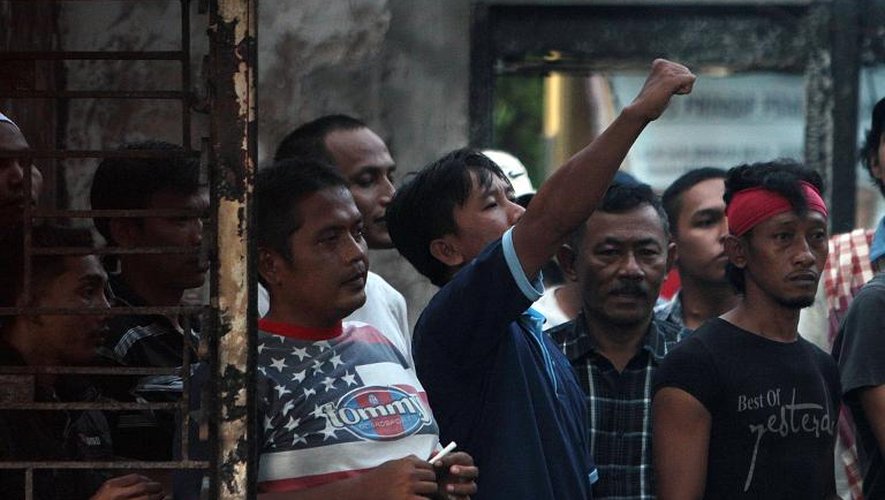Des prisonniers indonésiens le 12 juillet 2013 dans un centre pénitentiaire à Medan où a eu lieu une mutinerie