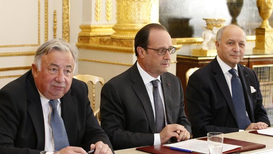Le président du Sénat Gérard Larcher, le président Francois Hollande et le ministre des Affaires étrangères Laurent Fabius le 24 juin 2015 à l'Elysée à Paris