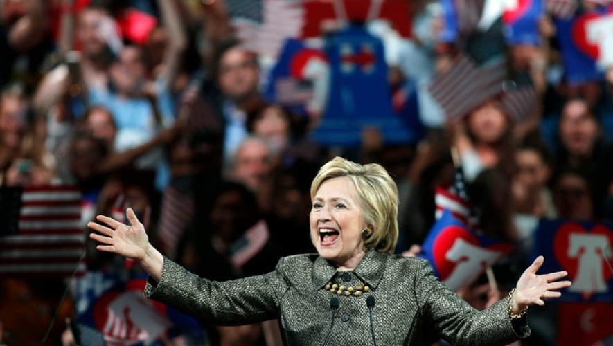 La candidate à l'investiture démocrate Hillary Clinton devant ses partisans à Philadelphie le 26 avril 2016