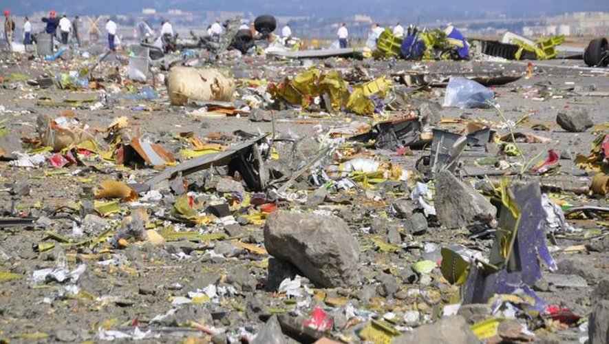Photo transmise le 11 juillet 2013 par NTSB des débris jonchant la piste d'atterrissage à san Francisco après le crash du vol Asiana 214