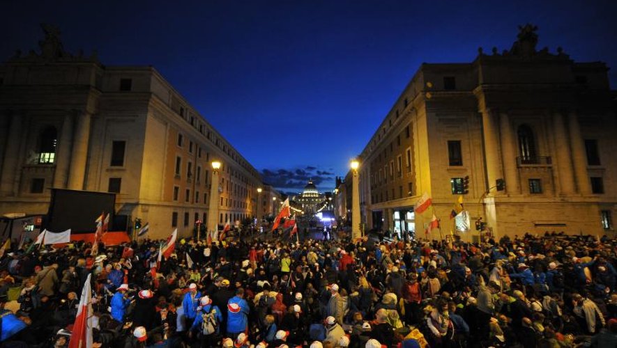 La foule se presse Via de la Conciliazione le 26 avril 2014 à Rome à à quelques heures de la cérémonie de canonisations