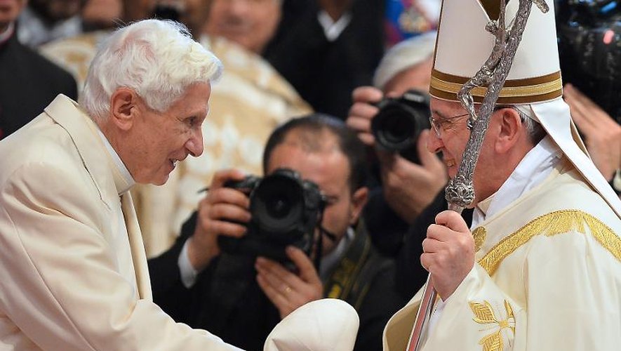 Le pape émérite Benoît XVI et le pape François à la Basilique St Pierre le 22 février 2014