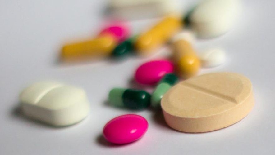Divers médicaments sous forme de gélules ou de comprimés