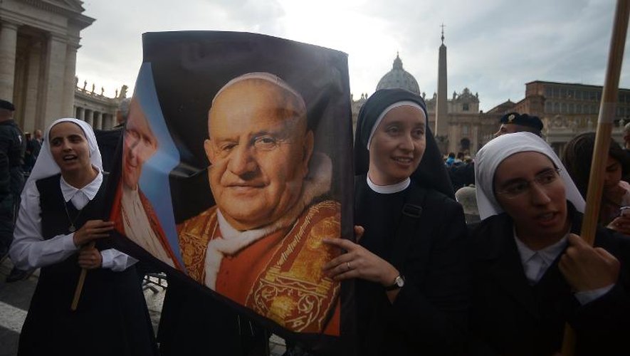 Le portrait de Jean XXIII brandi par des religieuses  le 26 avril 201 place Saint-Pierre à Rome