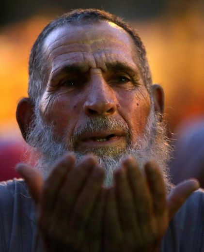Un partisan des Frères musulmans prie près de la mosquée Rabaa al-Adawiya au Caire le 11 juillet 2013