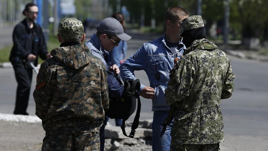 Des séparatistes pro-russes contrôlent les identités à Slaviansk, dans l'est de l'Ukraine, le 26 avril 2014
