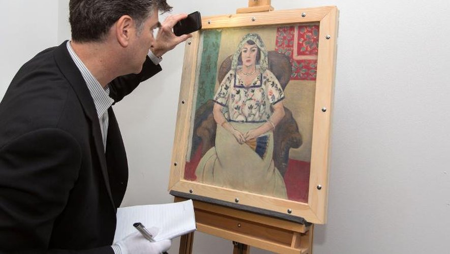 Photo fournie par Art Recovery montrant Christopher Marinello, avocat des héritiers du collectionneur d'art juif français Paul Rosenberg devant le tableau d'Henri Matisse "Femme Assise", le 15 mai 2015 à Munich