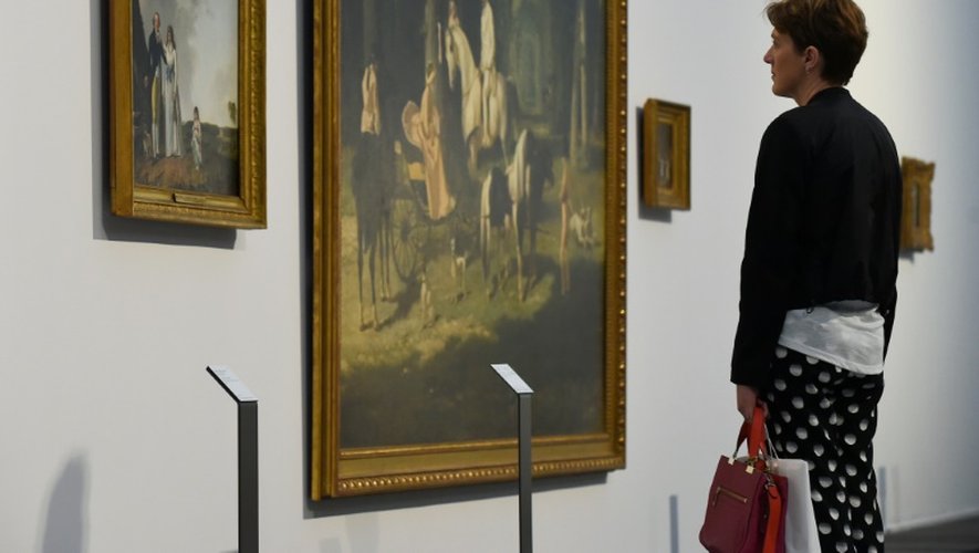 Une femme contemple des oeuvres lors de sa visite du musée La Boverie à Liège en Belgique, le 4 mai 2016