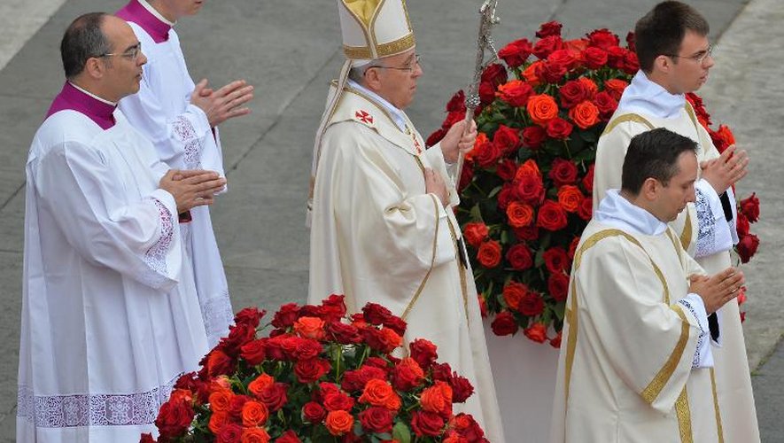 Le pape François à son arrivée le 27 avril 2014 place Saint-Pierre à Rome pour la cérémonie de canonisation