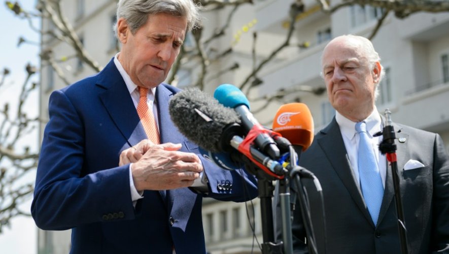 Le secrétaire d'Etat américain John Kerry (g) et l'émissaire de l'ONU pour la Syrie Staffan de Mistura, à Genève le 2 mai 2016