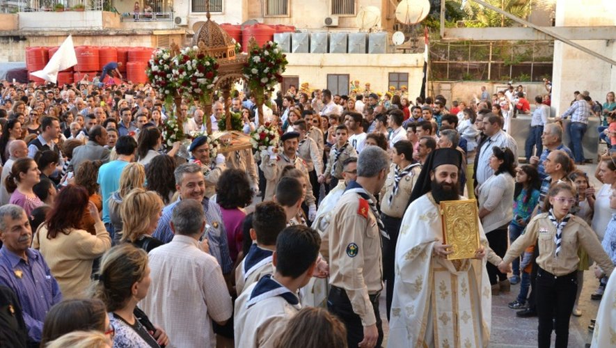 Des chrétiens orthodoxes syriens assistent à une messe à Alep le 29 avril 2016