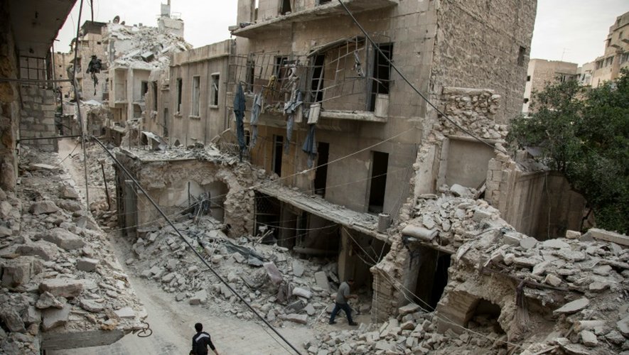 Un Syrien marche au milieu des bâtiments détruits par des bombardements aériens à Alep le 2 mai 2016