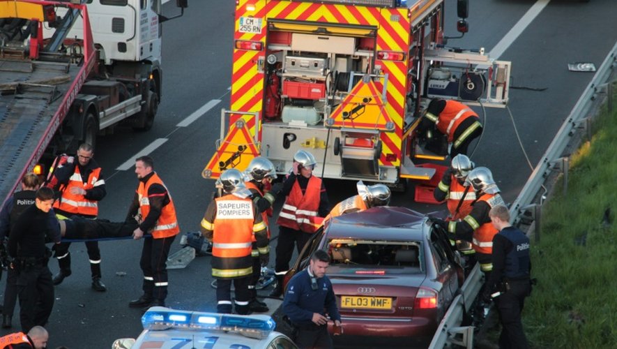 Des secouristes interviennent sur le site d'un accident sur l'autoroute A16 au niveau de Coudekerque près de Dunkerque dans le nord de la France, le 5 mai 2016