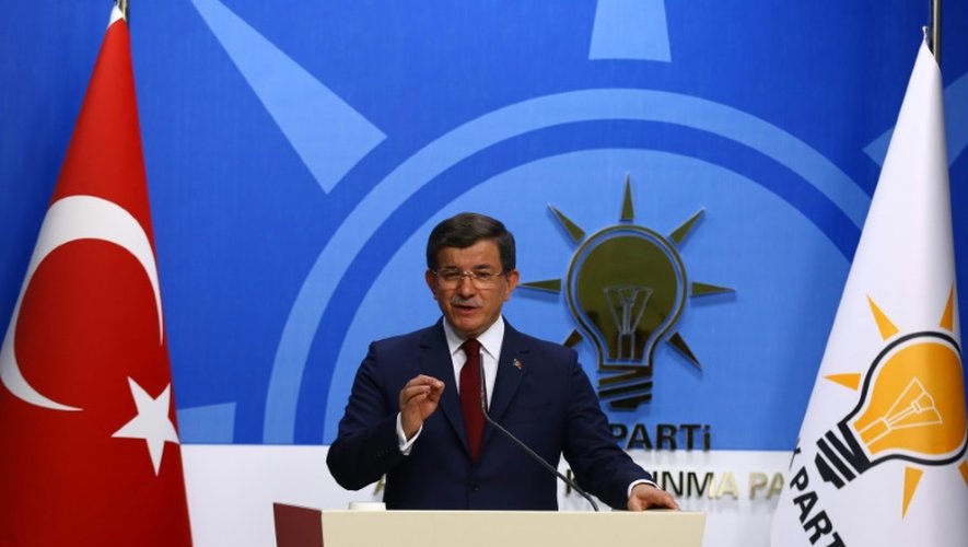Le Premier ministre turc  Ahmet Davutoglu lors d'une conférence de presse au siège de son parti, l'AKP, le 5 mai 2016 à Ankara
