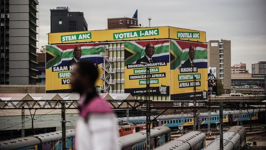 Un panneau électoral de l'ANC vu depuis le pont Nelson Mandela à Johannesburg le 23 avril 2014