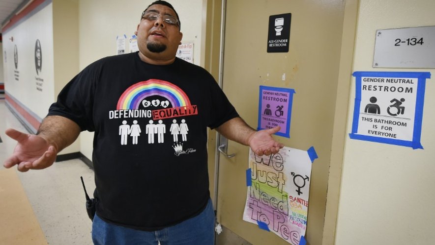 Jose Lara, doyen du lycée Santee, devant des toilettes accsessibles "à tous les genres", sur le campus à Los Angeles en Californie le 4 mai 2016