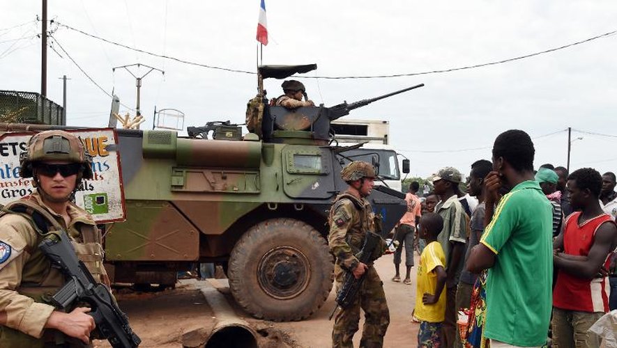 Des soldats français de l'opération Sangaris près d'une mosquée à Bangui où s'étaient installés des musulmans, le 24 avril 2014