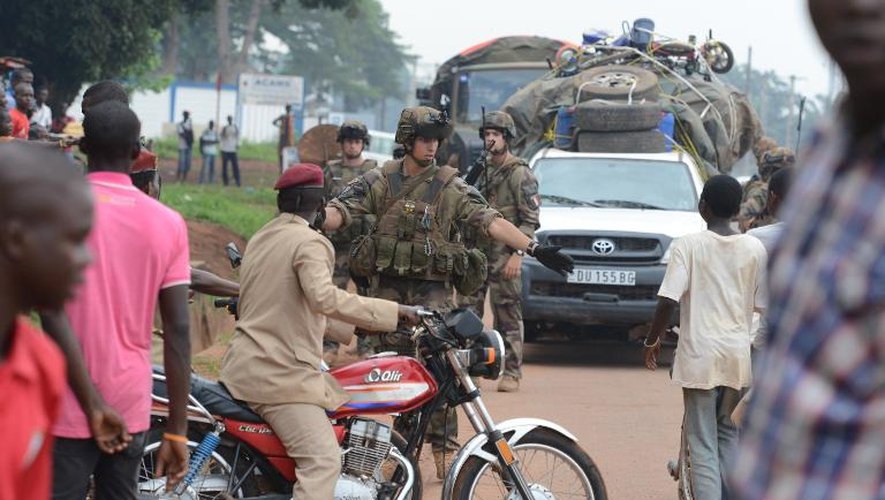 Des soldats français de l'opération Sangaris se préparent à escorter un convoi de musulmans à Bangui, le 22 avril 2014