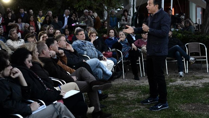 Le journaliste grec Stavros Theodorakis devant un auditoire à Corfou, en Grèce, le 23 avril 2014