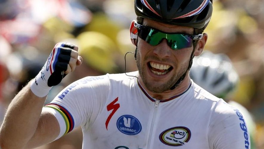 Le Britannique Mark Cavendish (Omega Pharma) célèbre sa victoire d'étape sur le Tour de France, le 12 juillet 2013 à Saint-Amand-Montrond