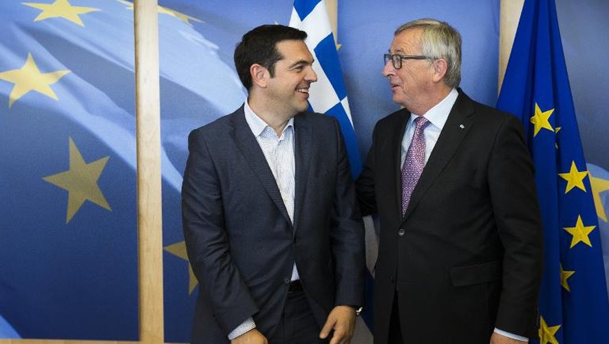 Le Premier ministre grec, Alexis Tsipras accueilli par le président de la Commission européenne Jean-Claude Juncker (D), à Bruxelles, le 24 juin 2015