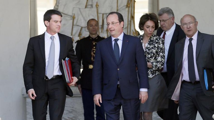 Manuel Valls, François Hollande, Marisol Touraine et Michel Sapin à la sortie du Conseil des ministres le 16 avril 2014 à l'Elysée