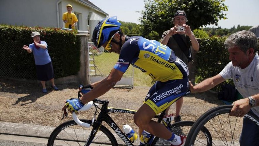 Alberto Contador repart après sa crevaison lors de la 13e étape du Tour de France, le 12 juillet 2013 entre Tours et Saint-Amand-Montrond