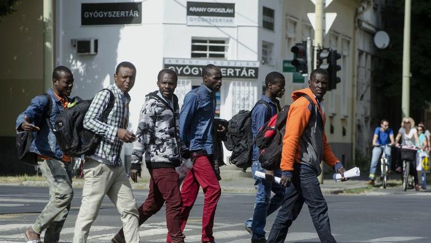 Des migrants africains traversent une rue de la ville hongroise de Szeged, le 22 juin 2015, après avoir réussi à entrer dans ce pays de l'Union européenne para la Serbie