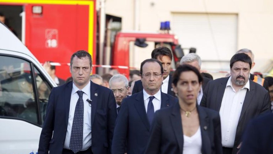 Le président François Hollande (c)arrivent sur les lieux de l'accident ferroviaire meurtrier de Brétigny-sur-Orge, le 12 juillet 2013