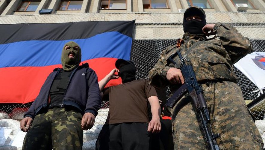 Des activistes pro-russes masqués et armés le 27 avril 2014 devant un bâtiment public à Slaviansk