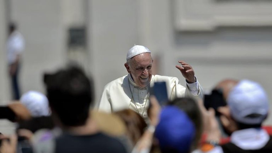 Le pape François bénit la foule, le 24 juin 2015 sur la place Saint Pierre au Vatican