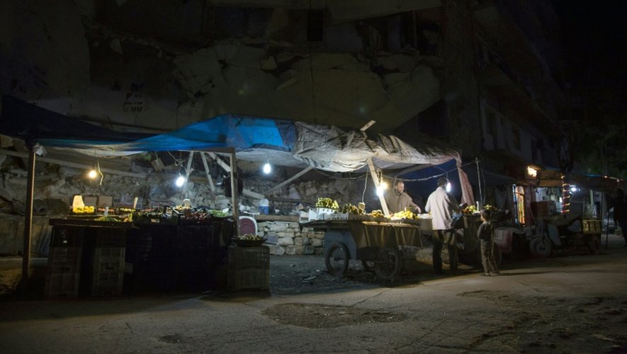 Un marchand de fruits et légumes ouvre son étal quelques heures après l'annonce d'une trêve de 48 heures à Alep en Syrie, le 4 mai 2016