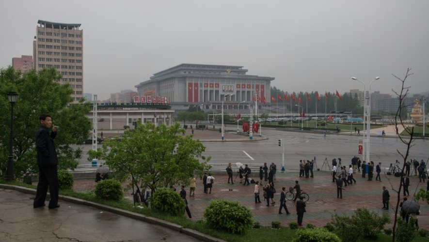 Des journalistes devant le Palais du 25 avril à Pyongyang, en Corée du Nord, le 6 mais 2016