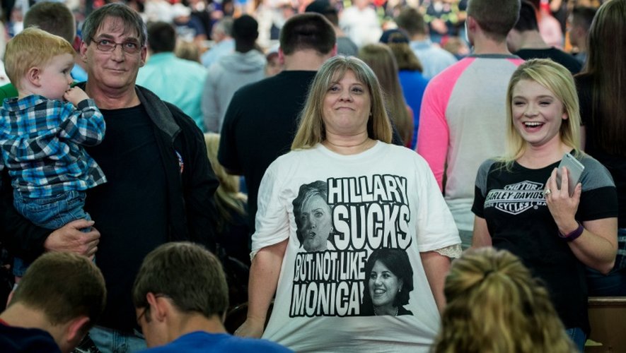 Une partisane de Donald Trump montre son tee shirt en faveur du candidat républicain, en attendant son arrivée à Charleston le 5 mai 2016