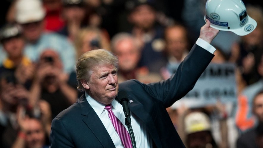 Donald Trump salue ses partisans un casque de mineur à la main, lors d'une réunion électorale à Charleston, le 5 mai 2016
