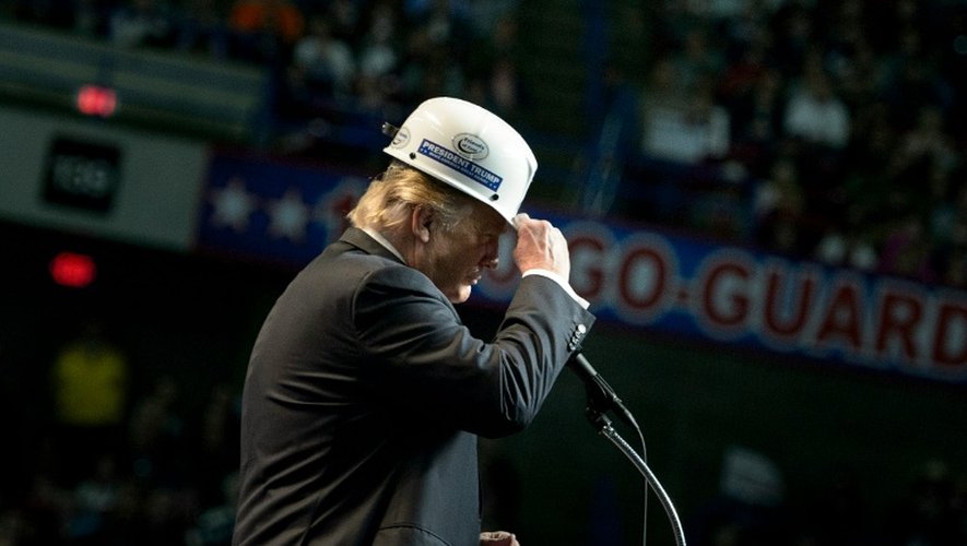 Donald Trump se coiffe d'un casque de mineur lors d'un discours électoral à Charleston, le 5 mai 2016