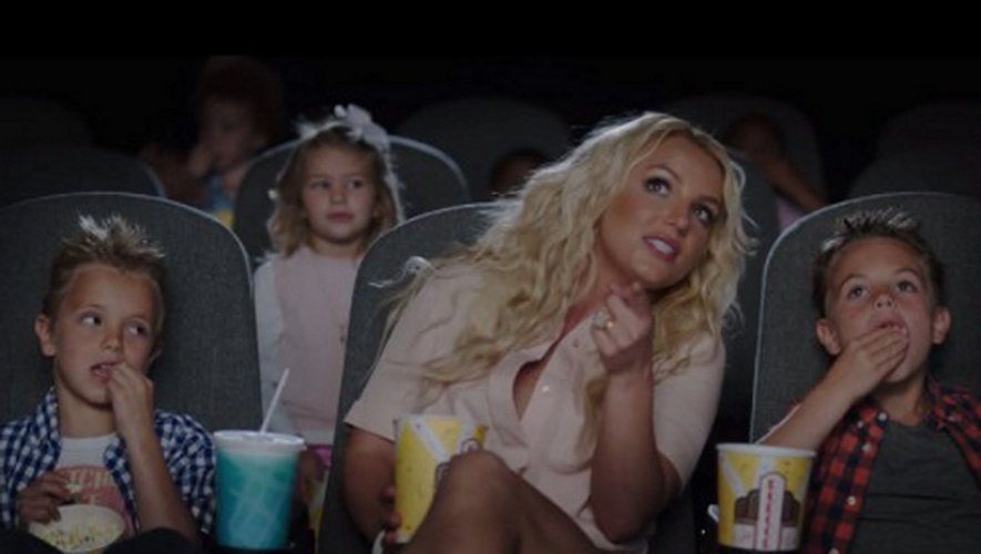 Les fils de Britney Spears dans Ooh la la (bande originale des Schtroumpfs 2), le retour de Kamini avec Loca et Sheryfa Luna envoûte Axel Tony dans Sensualité ! VIDEO