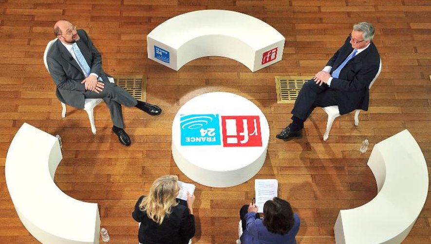 Vue générale du débat télévisé de deux des candidats à la présidence de la commission européenne Jean-Claude Juncker (D) et Martin Schulz (D) le 9 avril 2014 à la bibliothèque Solvay à Bruxelles