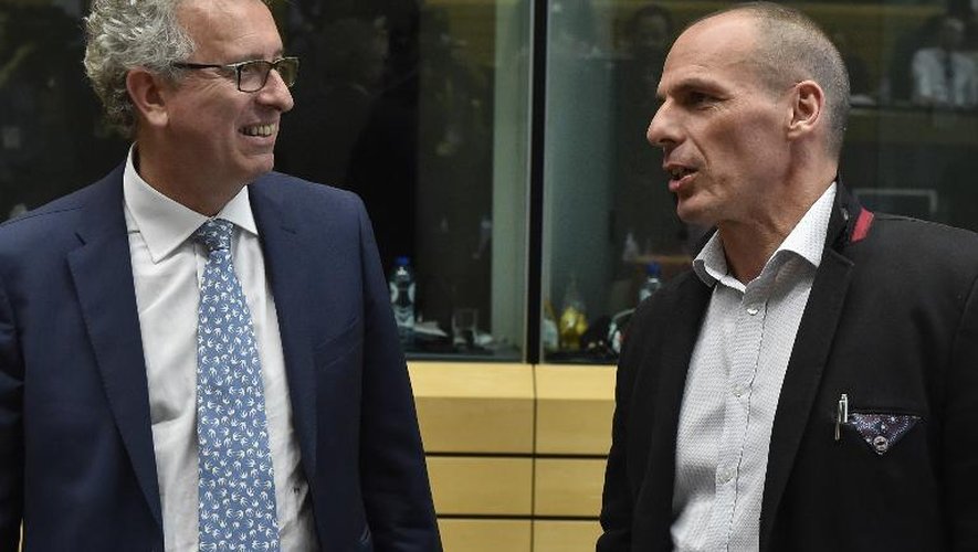 Le ministre des Finances du Luxembourg Pierre Gramegna (gauche) parle avec son homologue grec Yanis Varoufakis (R) avant une réunion de l'Eurogroupe le 24 juin 2015 à Bruxelles