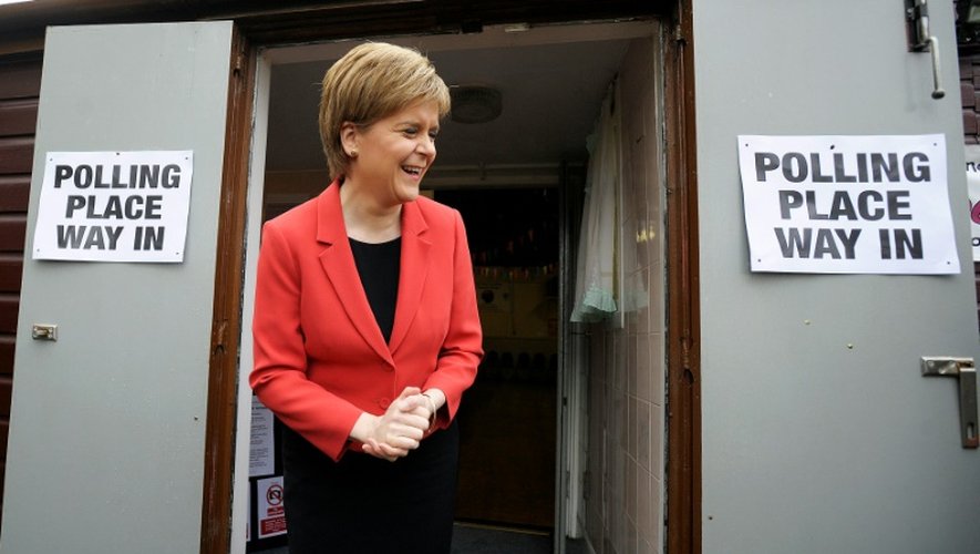 Nicola Sturgeon, dirigeante du parti national écossais quitte le bureau de vote à Glasgow, le 5 mai 2016
