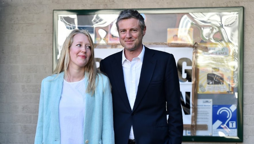 Le candidat conservateur pour la mairie de Londres Zac Goldsmith et sa femme Alice posent devant les photographes après avoir voté dans un bureau de vote du sud-ouest de Londres, le 5 mai 2016