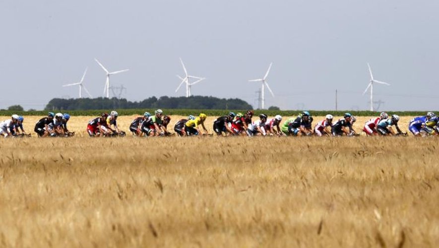 Le maillot jaune Christopher Froome, dans le peloton du Tour de France, le 12 juillet entre Tours et Saint-Amand-Montrond