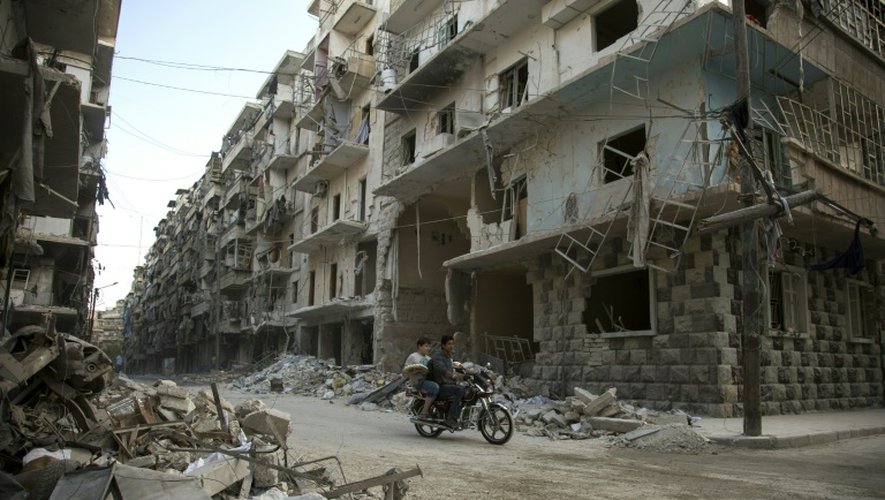 Dégâts après des bombardements dans un quartier est d'Alep, en Syrie, le 4 mai 2016