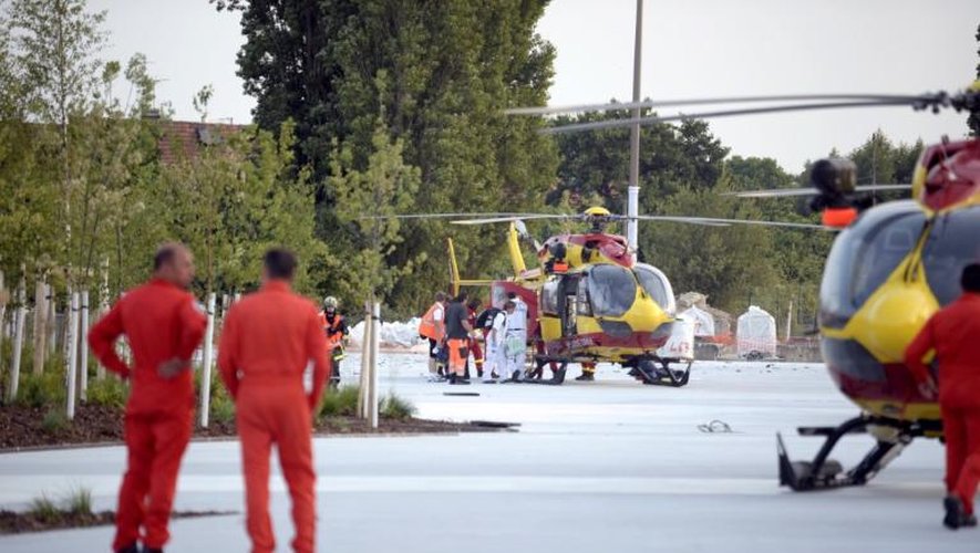 Les secours évacuent les victimes de l'accident à Brétigny-sur-Orge (Essonne), près de Paris, le 12 juillet 2013
