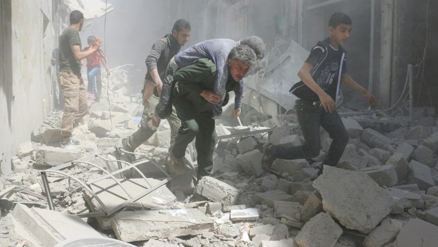 Des habitants d'Alep cherchent à sortir des décombres après des bombardements aériens, le 29 avril 2016